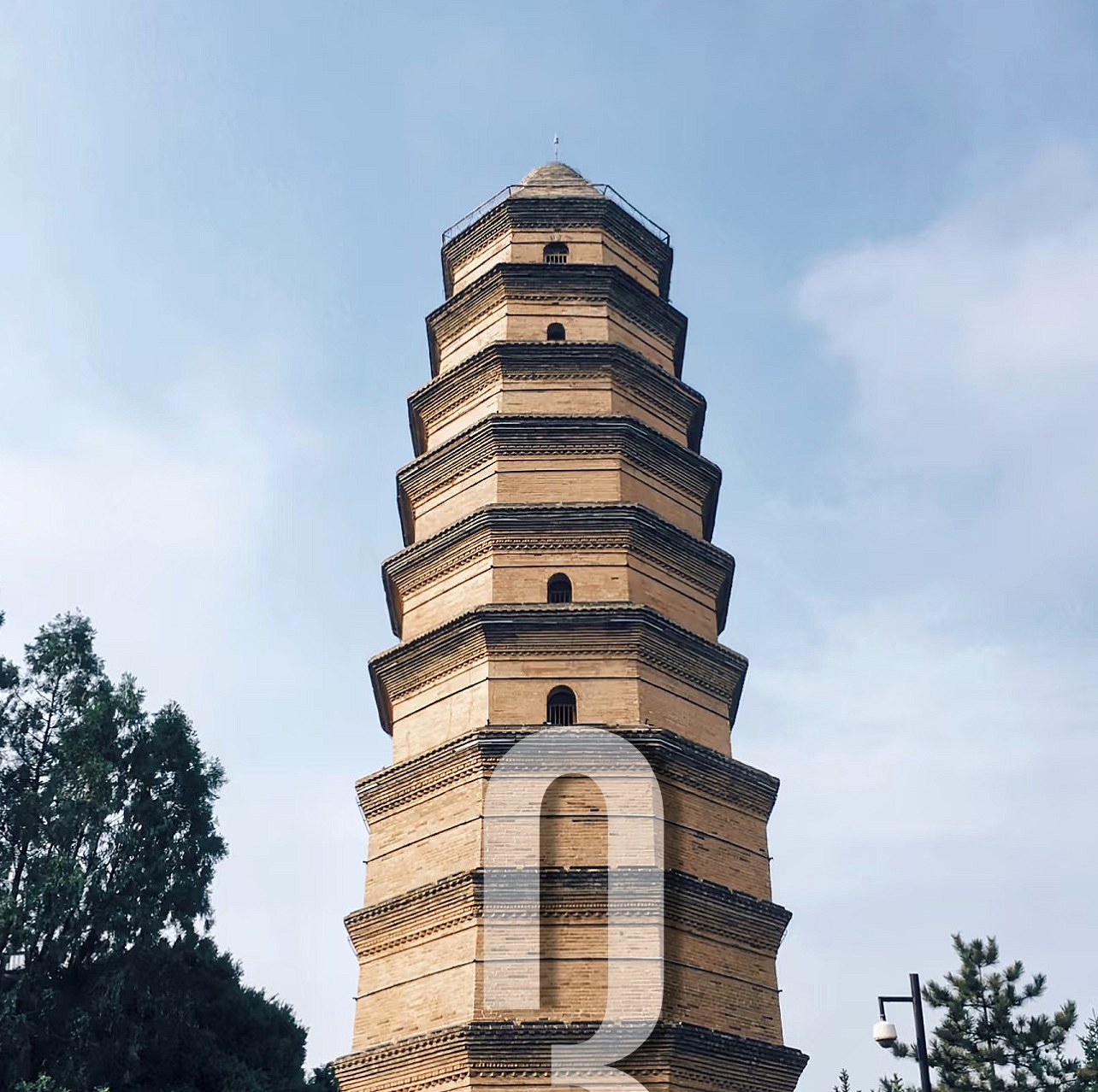 裁切后的校园塔楼海报素材，未包含可识别人脸